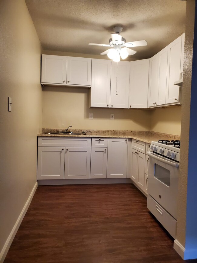 Kitchen - 1135-1139 N Mayfair Ave