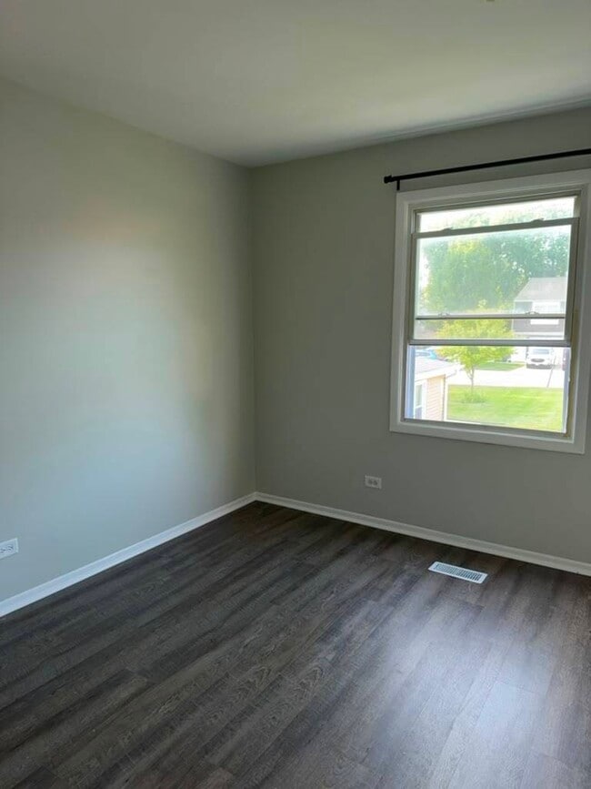 Building Photo - 302 Creekside Dr