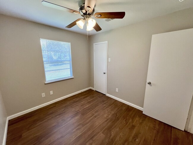 Building Photo - 4204 Bowling Green St