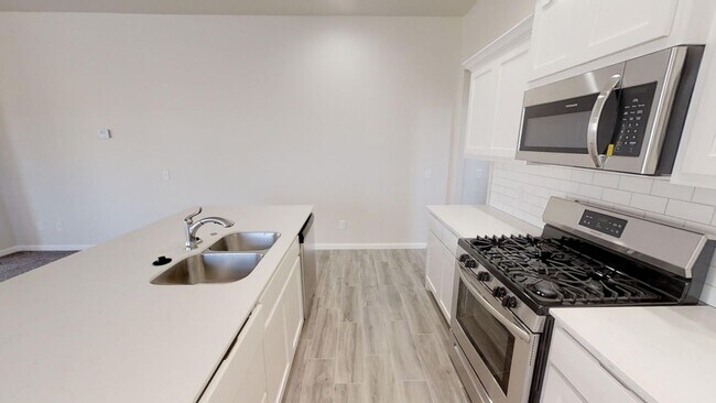 Building Photo - 3 bed 2 bath on West side Norman in gated ...