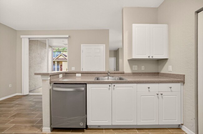 Building Photo - Crescent Place - 16-104