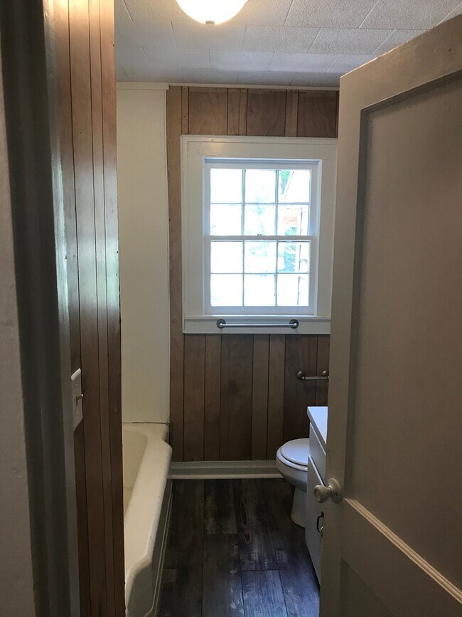 Building Photo - AVAILABLE NOW!