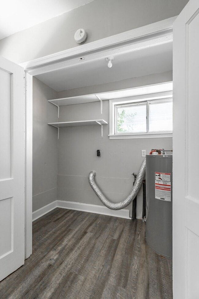Building Photo - Newly Renovated 2 Bedroom 1 bath Home