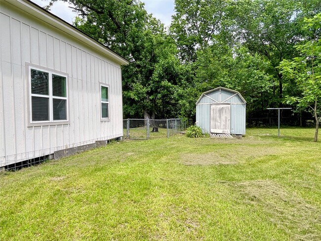 Building Photo - 210 Crescent Dr