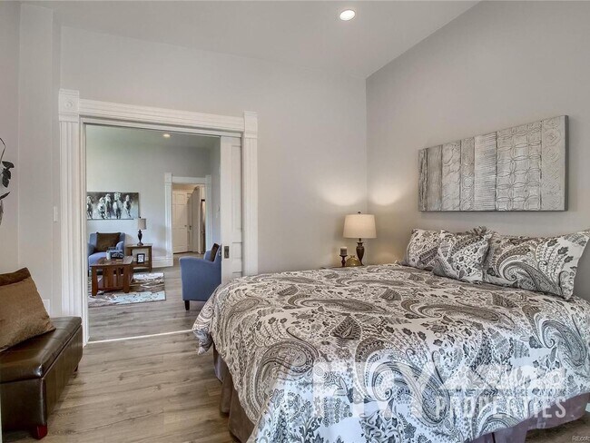 Building Photo - Fully remodeled 2  bed + office, main floo...