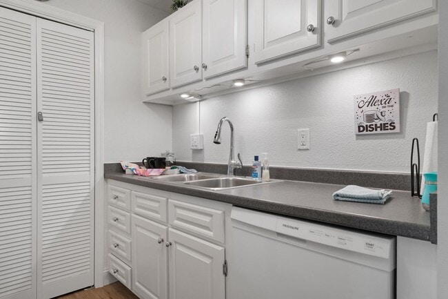 Building Photo - ** THIS UNIT IS AVAILABLE STARTING MAY 1ST 2026!** GORGEOUS 2 BEDROOM, 2BATHROOM, TURNKEY FURNISH...