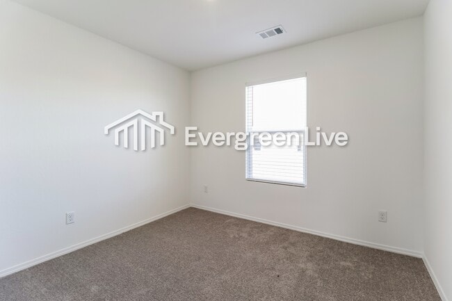 Building Photo - 42 10 Point Ln