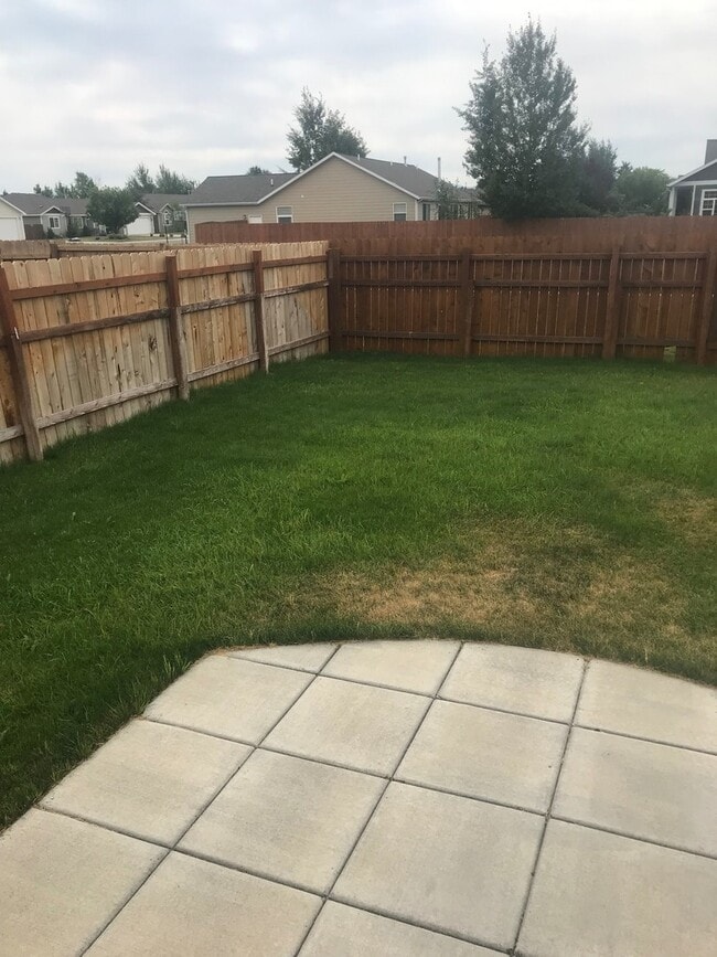 Building Photo - Spacious 4 Bedroom 2.5 Bath Home in River Rock