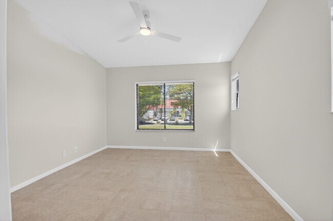Building Photo - 6649 Somerset Dr