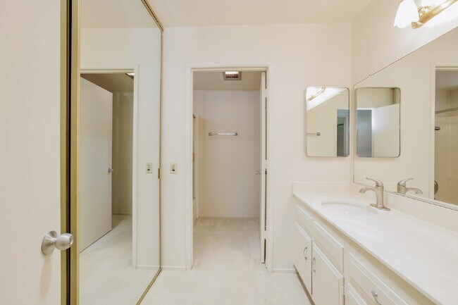 Building Photo - Spacious 3BD/3BA Condo with Enclosed Patio and Resort-style Amenities