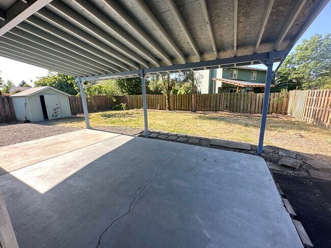 Building Photo - 3 Bedroom 2 Bath Hillsboro Home!