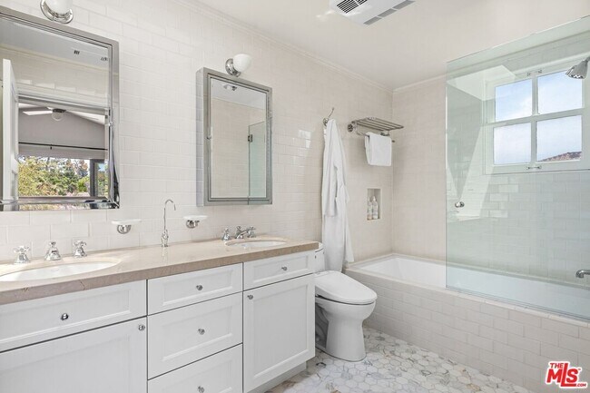 Building Photo - 449 Westbourne Dr