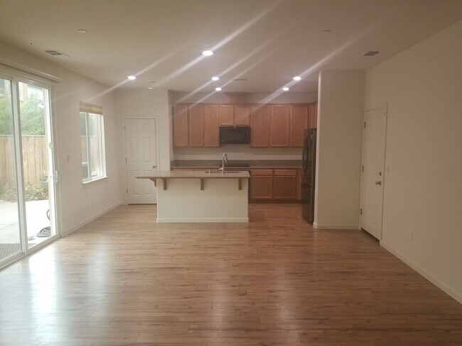 Building Photo - Beautiful, Large 4 BR/2.5 Bath Home,  Lots of light!  Great Neighborhood!