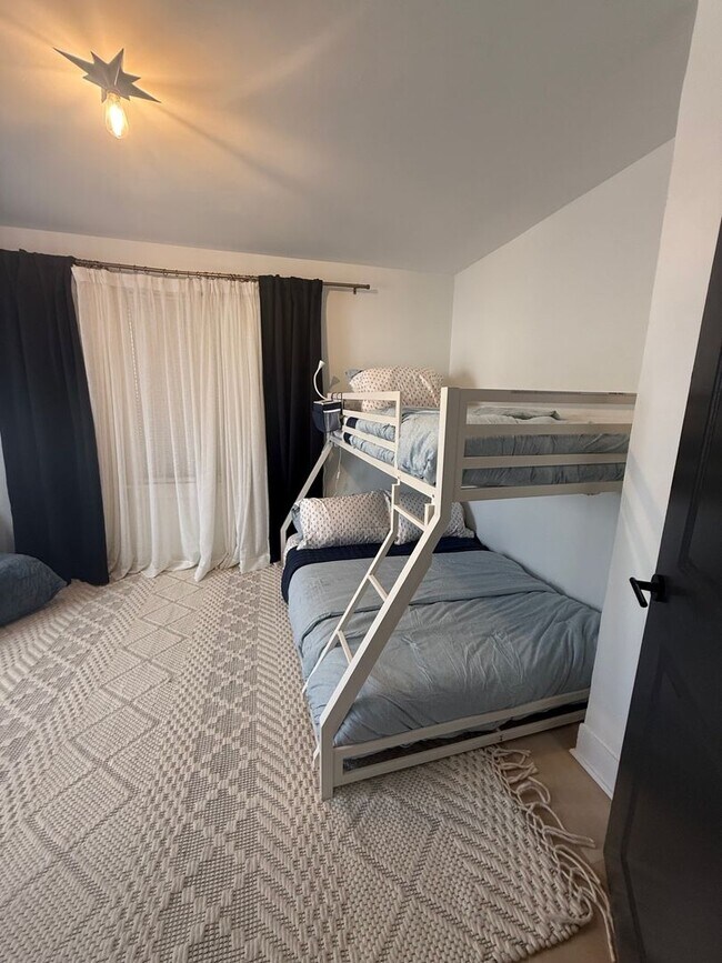 Building Photo - Gorgeous three bedroom in the heart of Par...