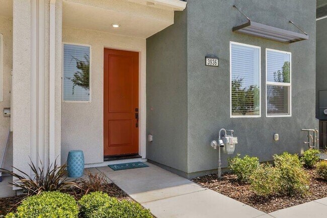 Building Photo - Clean 3 Bedroom 3 Bathroom Sacramento Townhome for Lease.