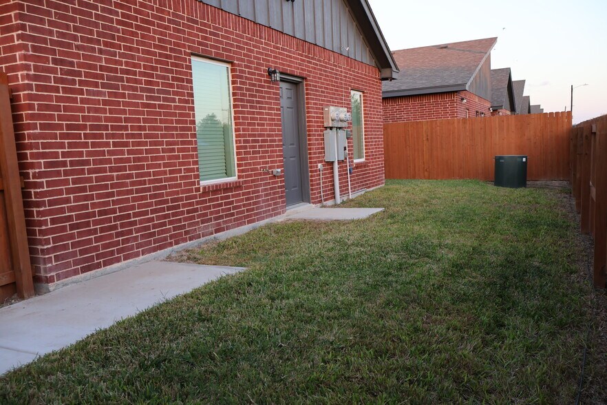 Building Photo - 1005 Hidden Hills St