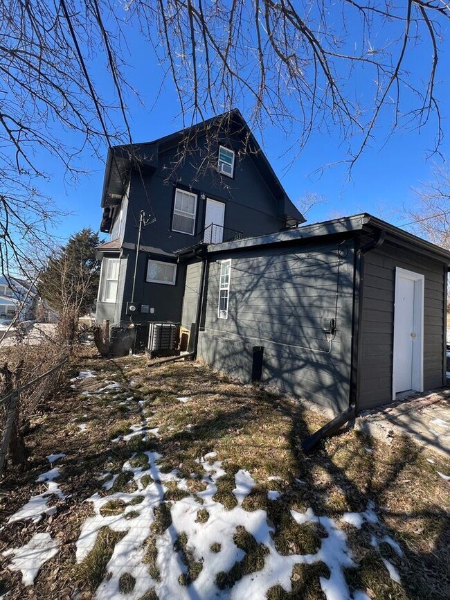 Building Photo - Spacious 5-Bedroom Home with Enclosed Porc...
