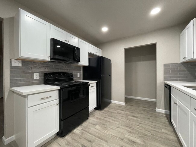 Building Photo - 6019 Bedford Dr