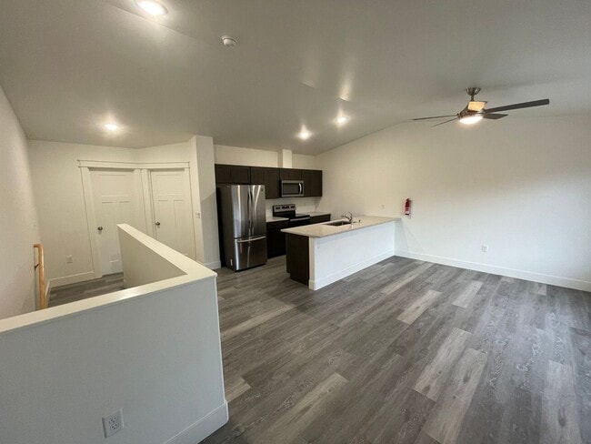 Building Photo - 2847 E Lakeview Rd