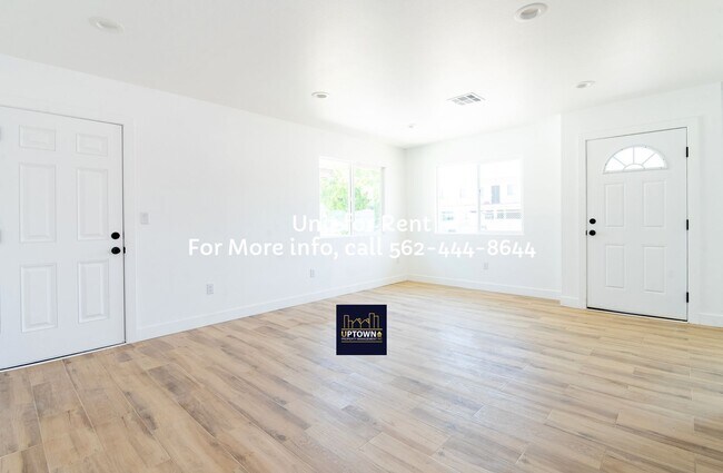 Building Photo - House -  2 Bedrooms + 1 Office / 1 Bathroom - Paramount