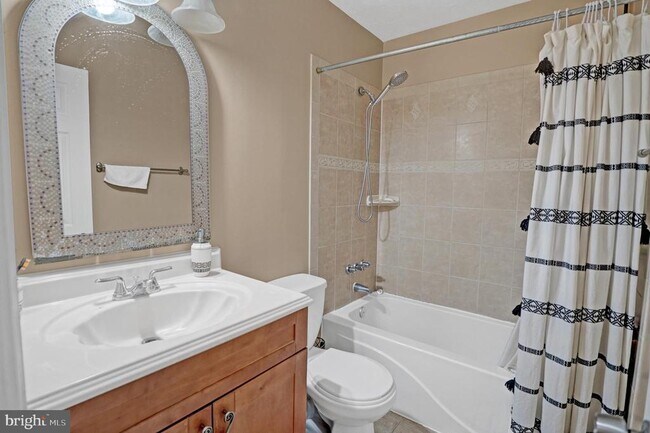 Building Photo - 6389 Fenestra Ct