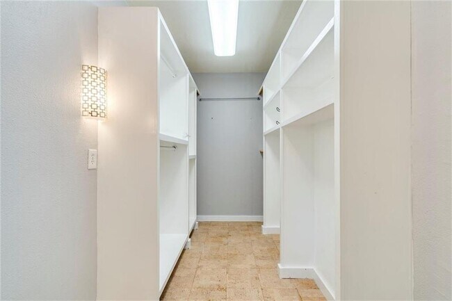 Building Photo - 3006 Lakeside Dr