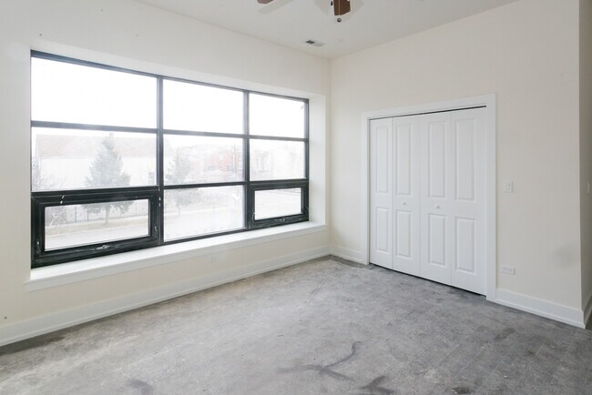 Building Photo - 4300 W Montrose Ave