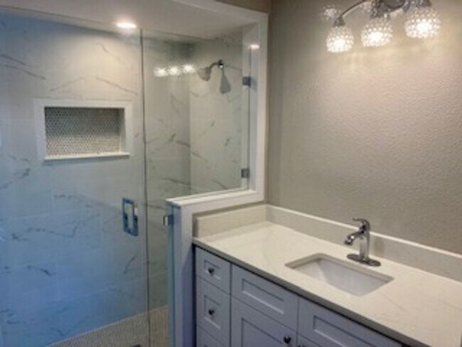 Building Photo - Waterfront condo with community pool!