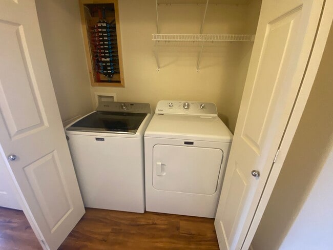Building Photo - Beautiful 2 Bedroom 2 1/2 Bath Townhome in...