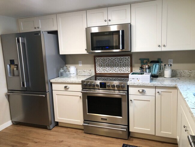 Building Photo - Welcome to this stunning 1-bedroom, 1.5-bathroom home located in Leisure World a 45+ Active Adult...