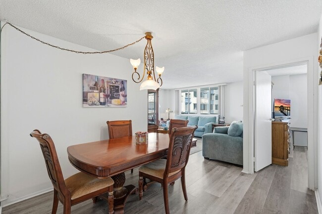 Building Photo - Beautiful 2/2 Bayshore Condo!