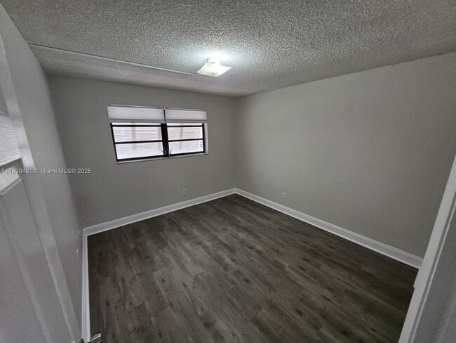 Building Photo - 1091 N Hiatus Rd