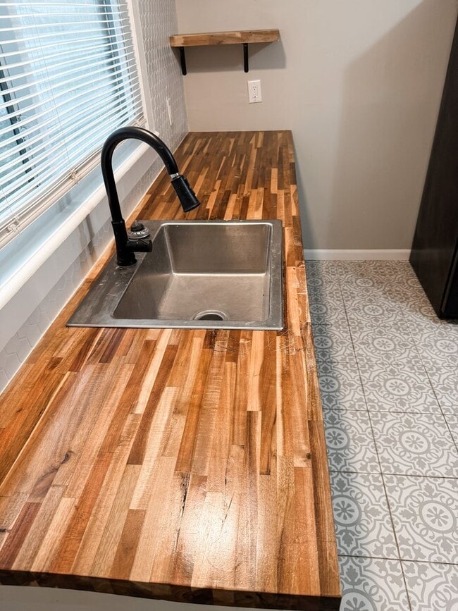 Building Photo - HALF OFF 2ND MONTH RENT IF MOVE IN JANUARY! Charming 2 bedroom, 1 bathroom home located in the he...