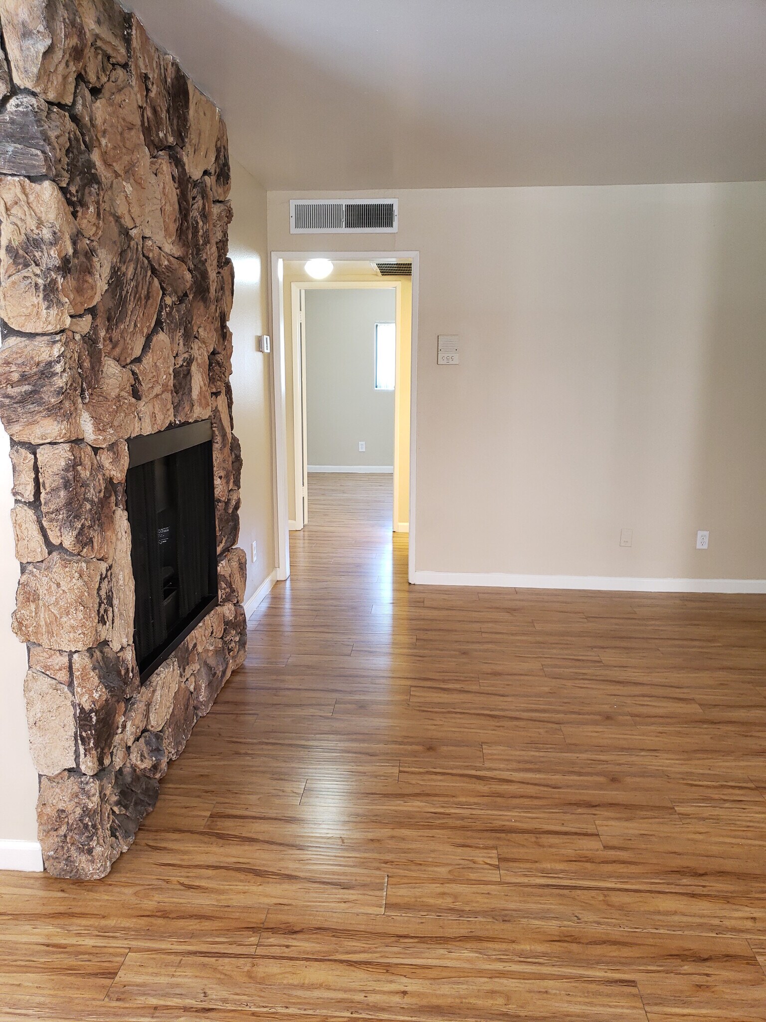 Building Photo - 14157 Vanowen St