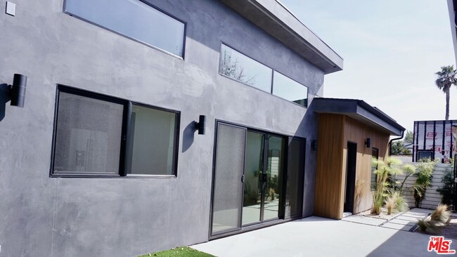 Building Photo - 2668 Greenfield Ave