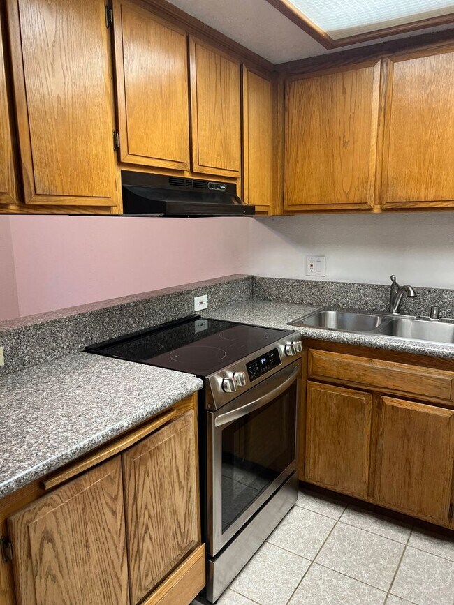 Building Photo - SPACIOUS 2 BEDROOM CONDO - EACH BED HAS OW...