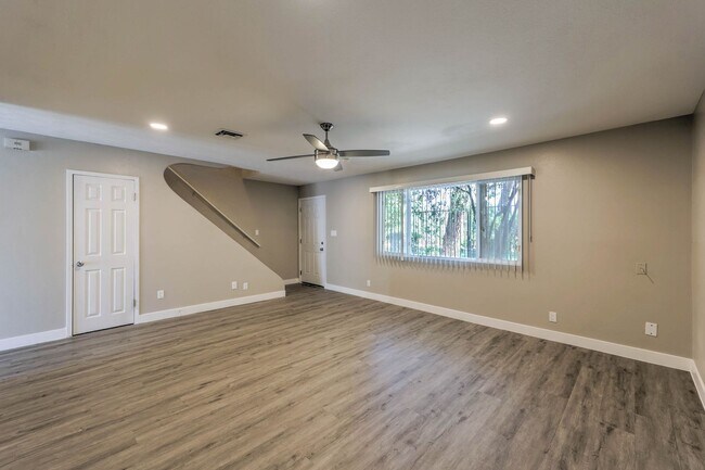 Building Photo - Huge one bedroom condo close community pool and tennis courts.