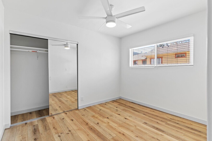 Building Photo - 1078 E 7th St