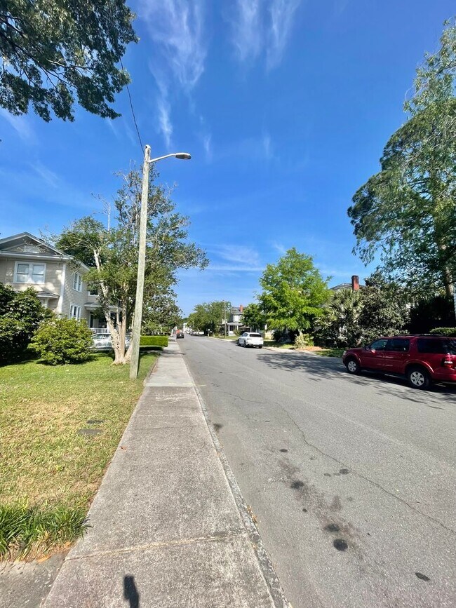 Building Photo - Renovated 2 bedroom 1 bathroom with office space Baldwin Park