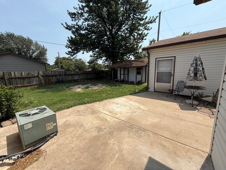Building Photo - 208 N Marlen Ct