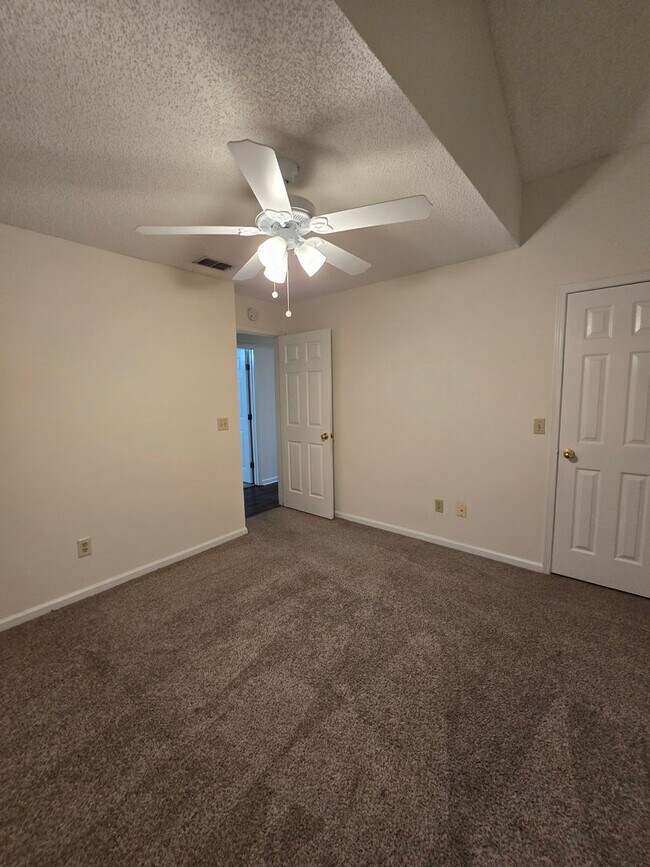 Building Photo - 3 Bedroom 2 Bath at Chimney Lakes