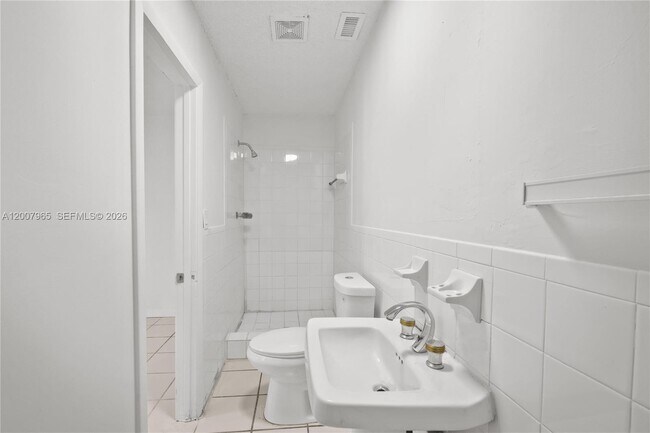 Building Photo - 3720 NW 20th Ct