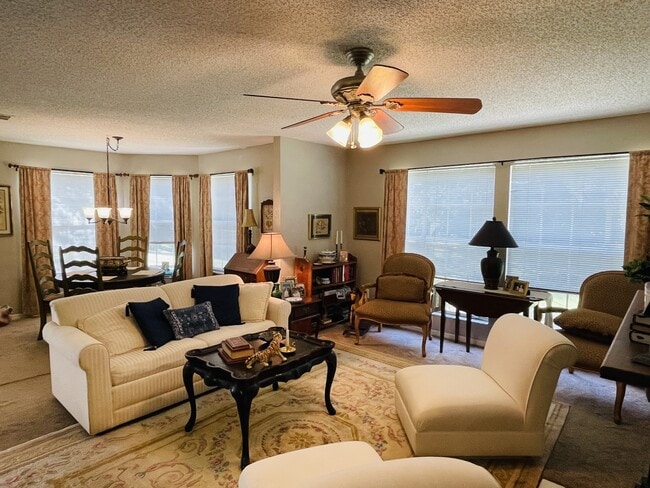 Building Photo - 698 Roaring Dr