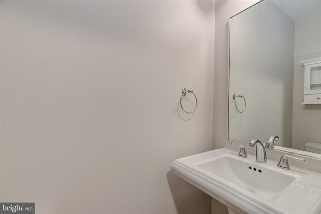 Building Photo - 2440 S Walter Reed Dr