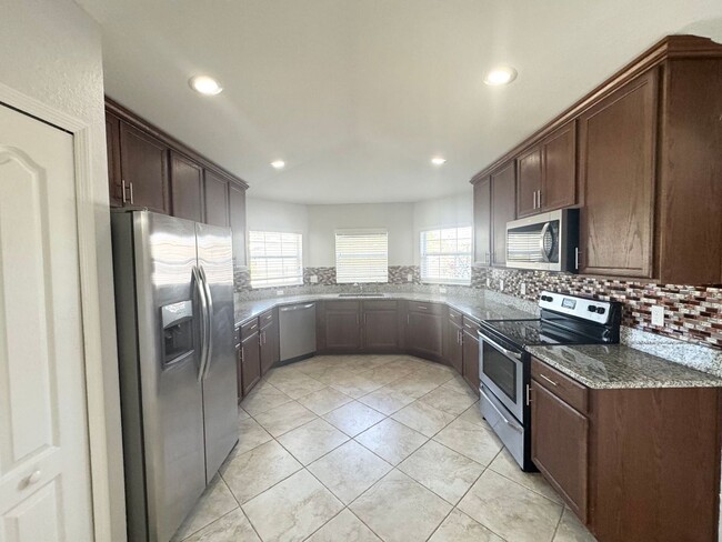 Building Photo - 4 Bedroom 2 Bath - Gated Community - Move ...