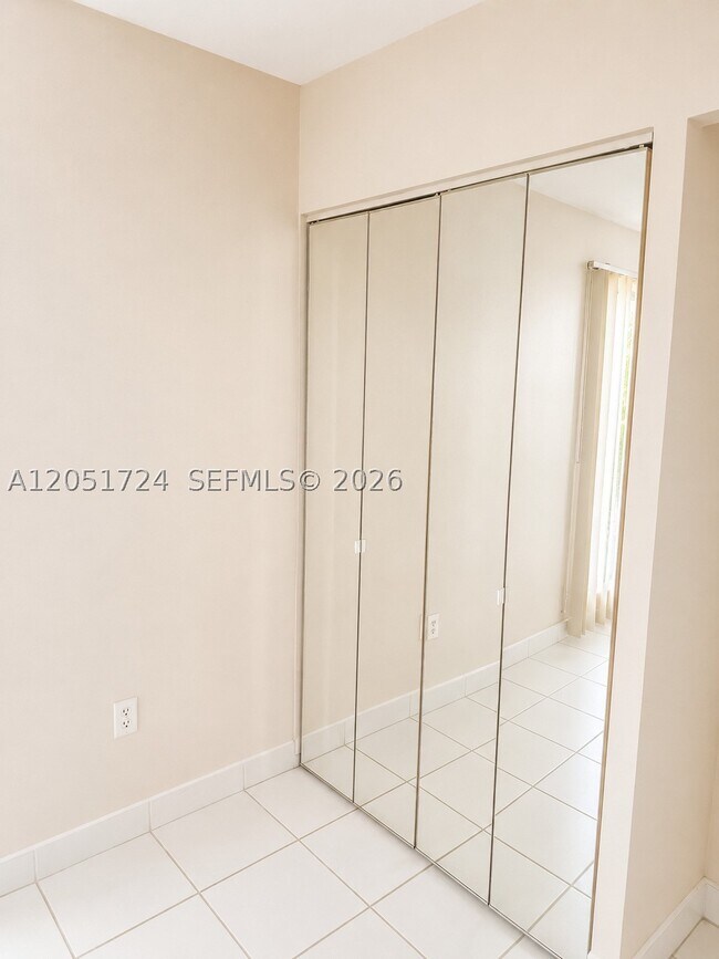 Building Photo - 10738 N Kendall Dr