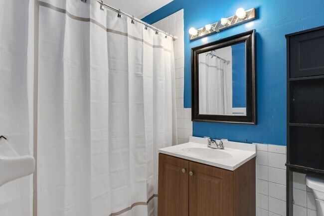 Building Photo - 2000 Linwood Ave