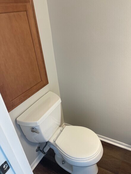 1/2 Bath - 610 Casa Park Court O