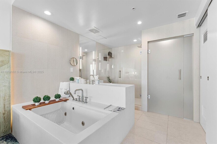 Building Photo - 3101 Bayshore Dr