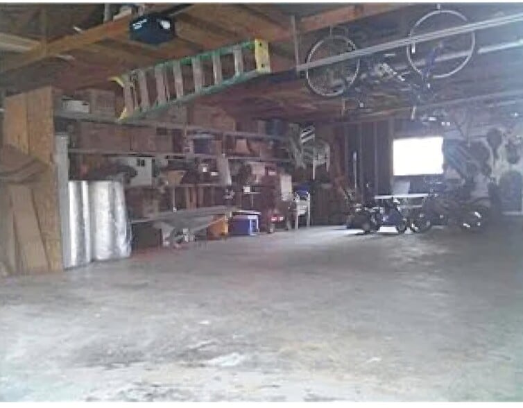 Building Photo - 2257 E Eichel Ave